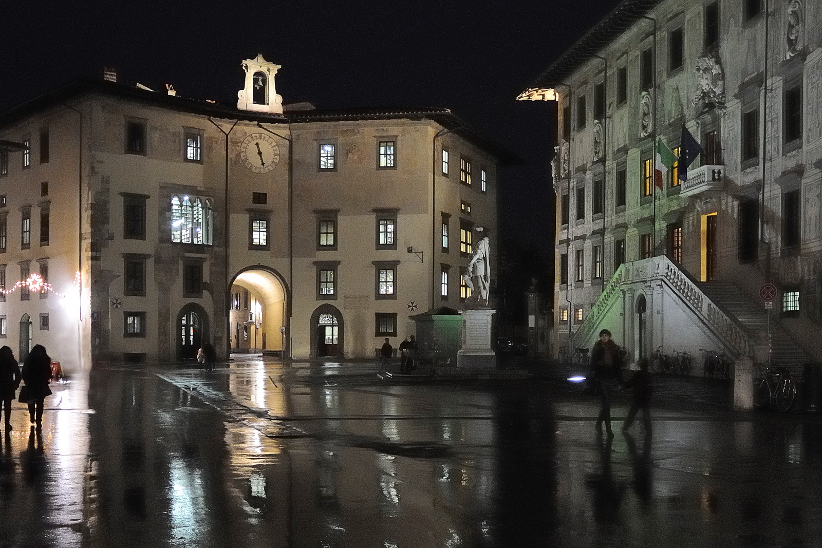 Piazza dei Cavalieri Pisa.jpg