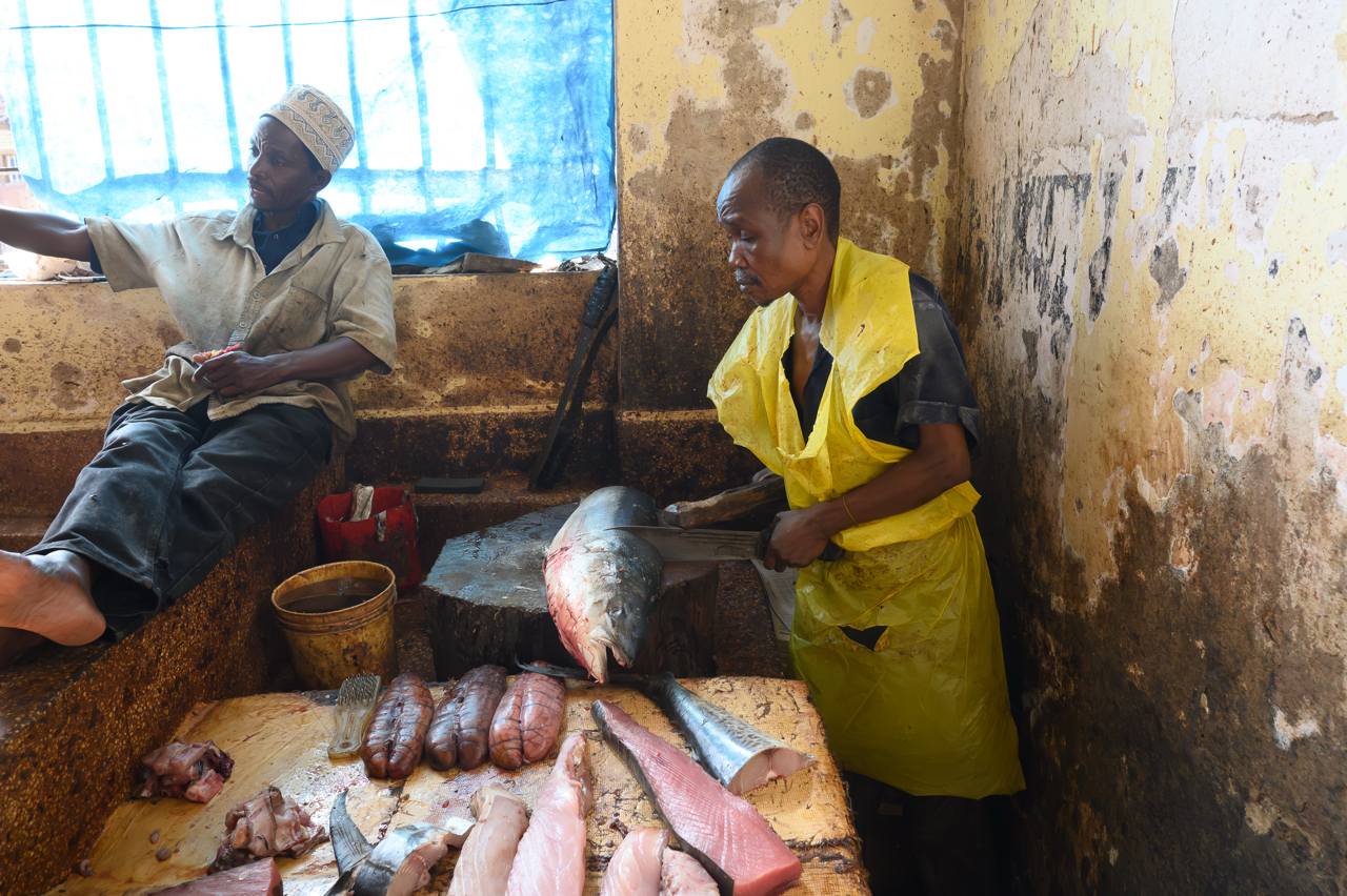Preparazione del pesce per la vendita