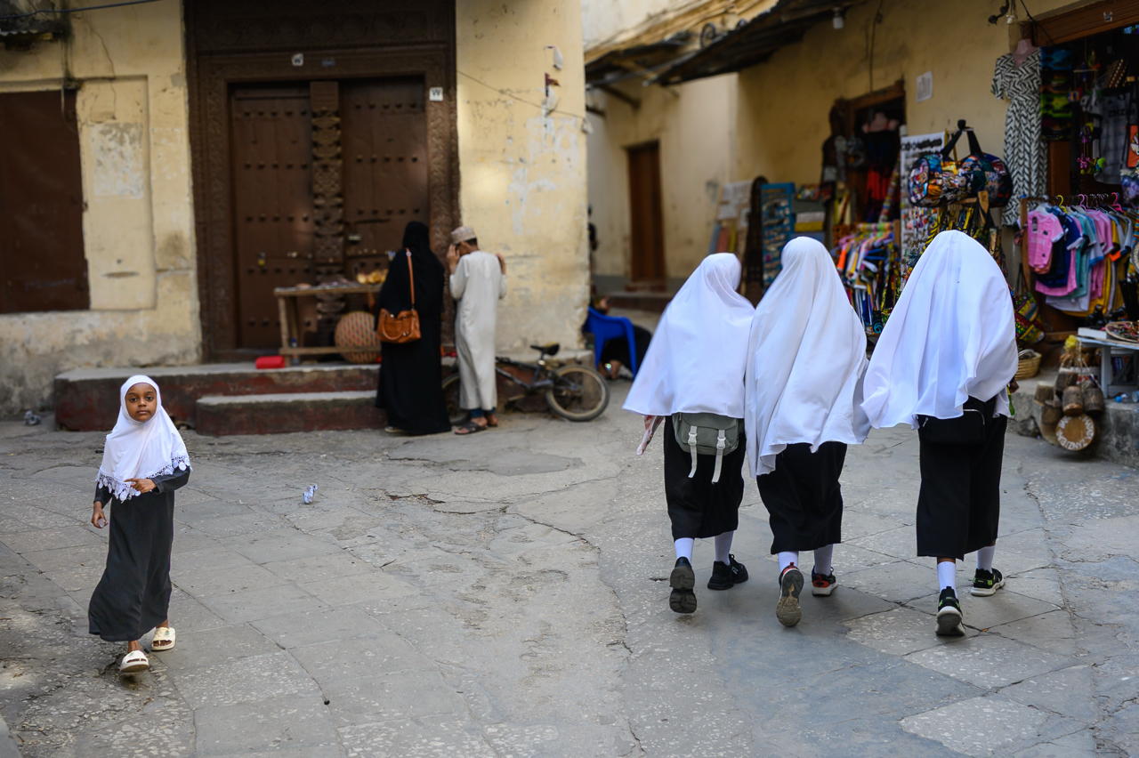 Ragazze e banbine in giro per Stone Town