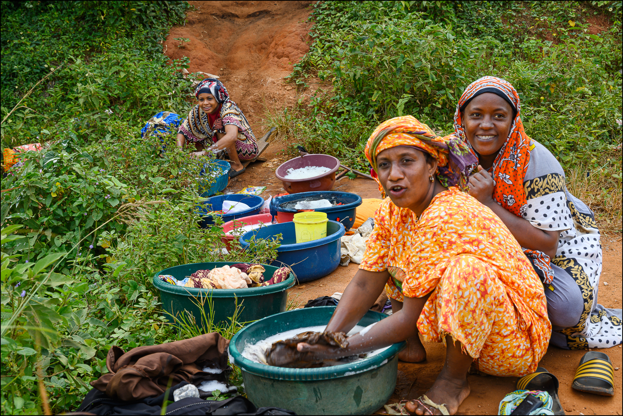 Donne Zanzibarine che lavano la biancheria al ruscello