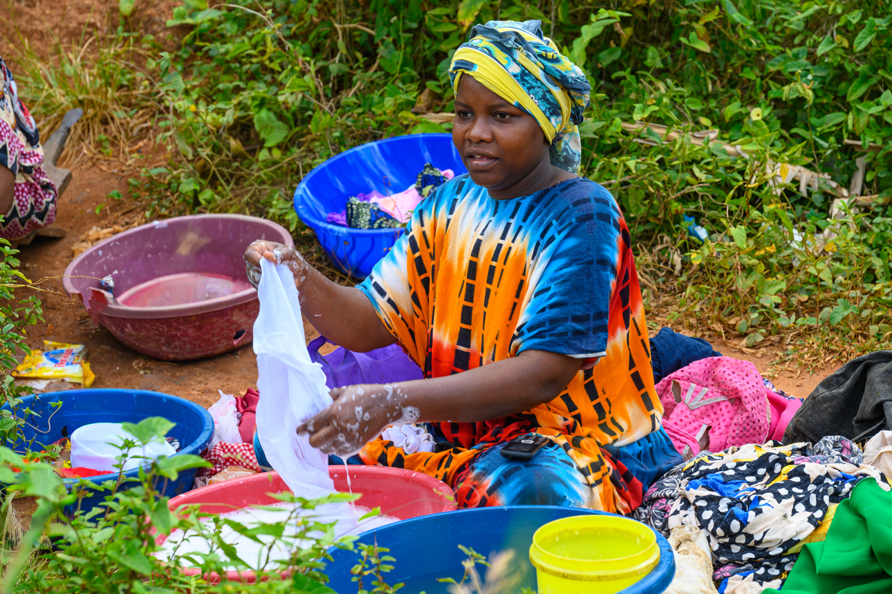 Donne Zanzibarine che lavano la biancheria al ruscello
