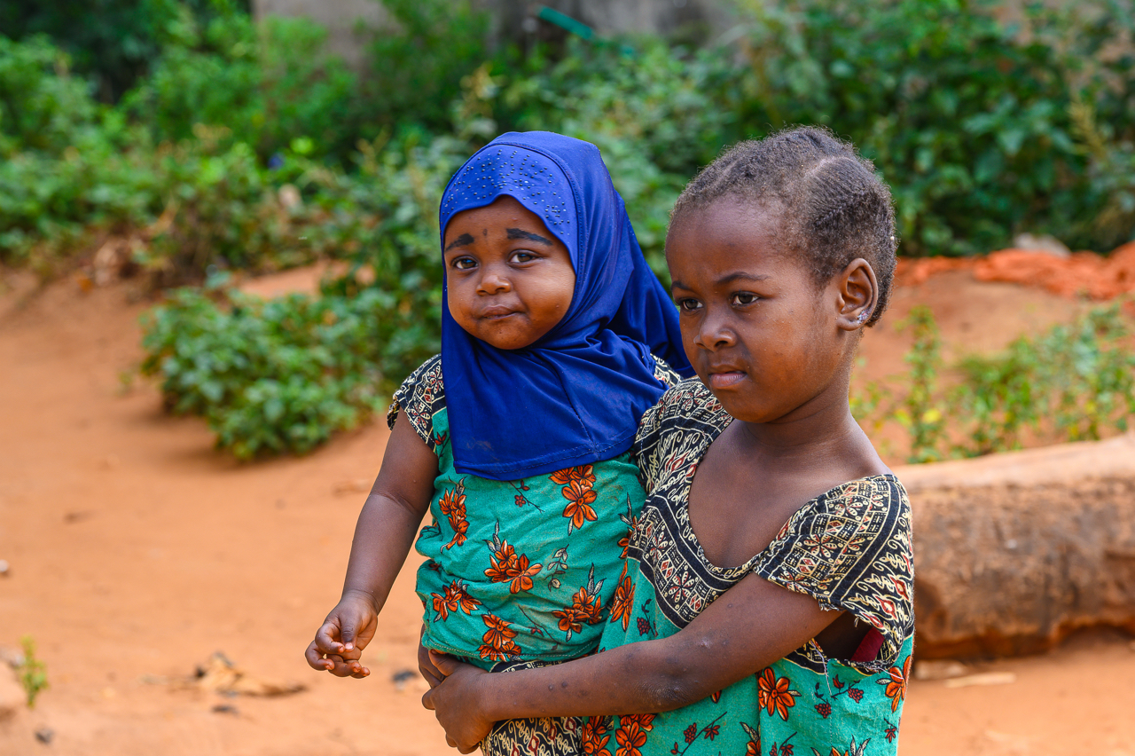 Bambini di un villaggio rurale nelle campagne di Kendwa