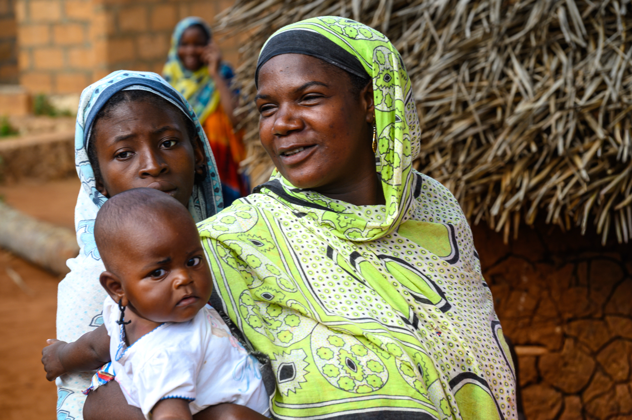 Donne e bambini del villaggio