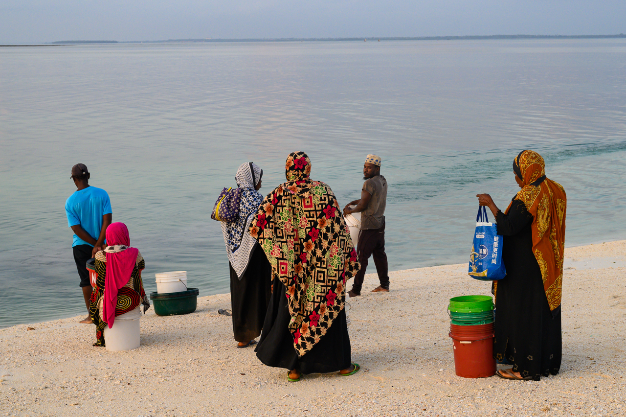 L'arrivo delle barche &egrave; atteso da abitanti del villaggio per acquistare pesce fresco