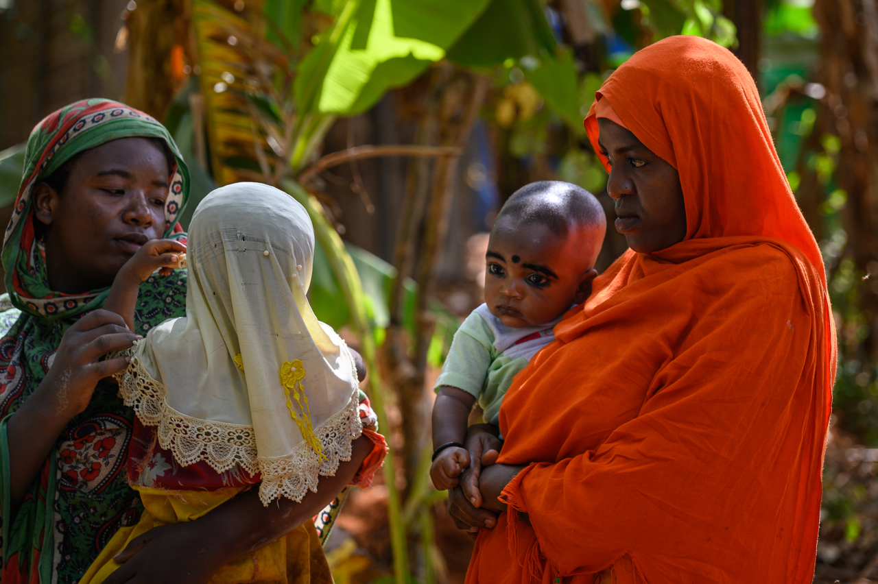 Donne e bambini di un villaggio rurale
