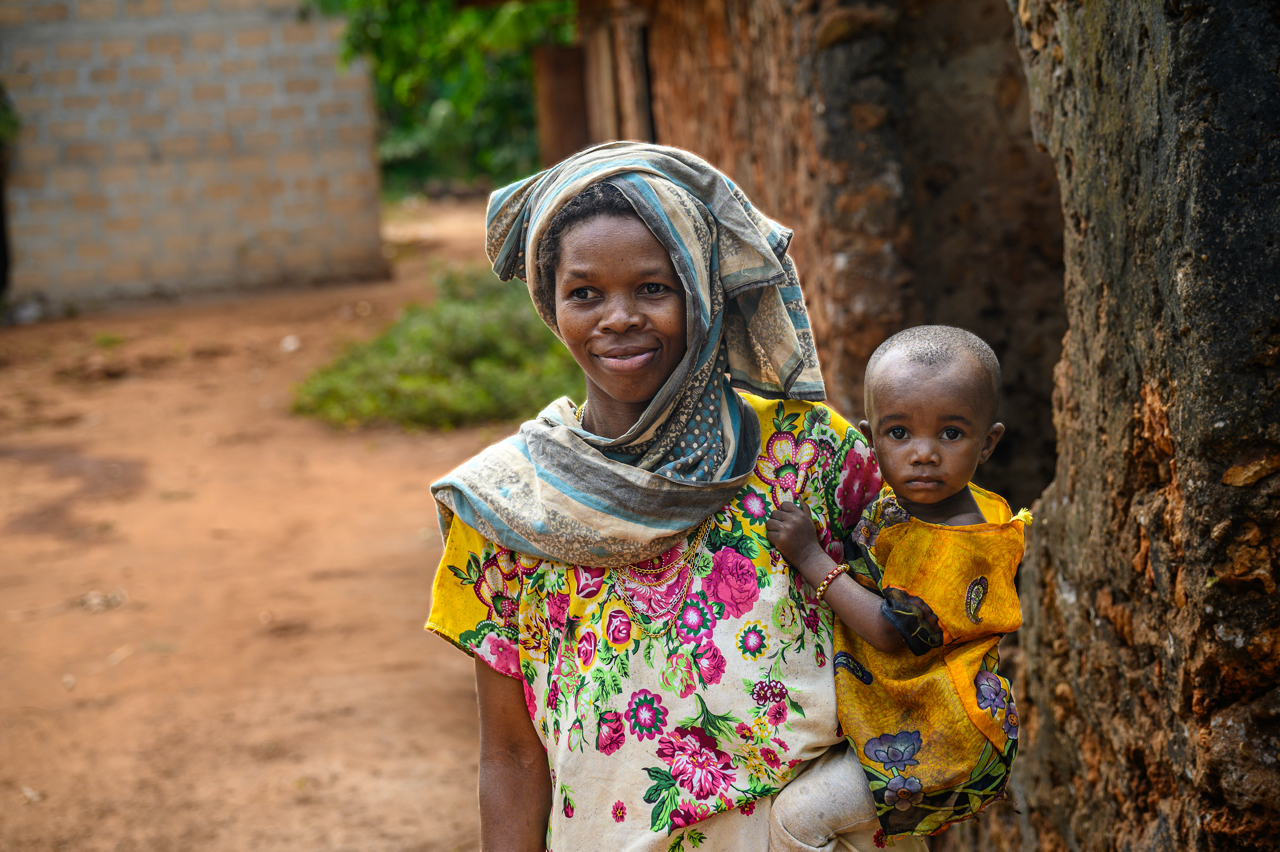 Donne e bambini di un villaggio rurale