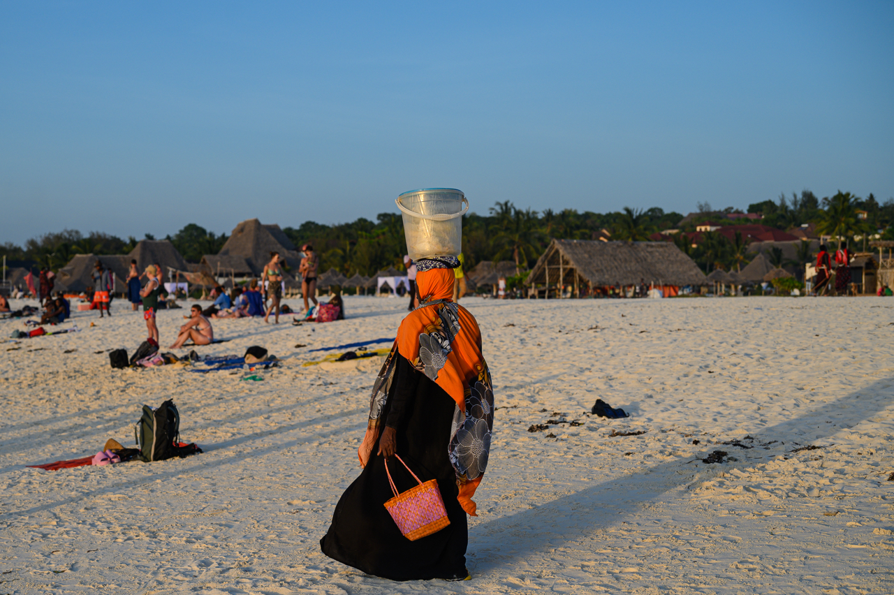 Nel tardo pomeriggio, l'estesissima spiaggia di Kendwa si anima come fosse la piazza di un paese