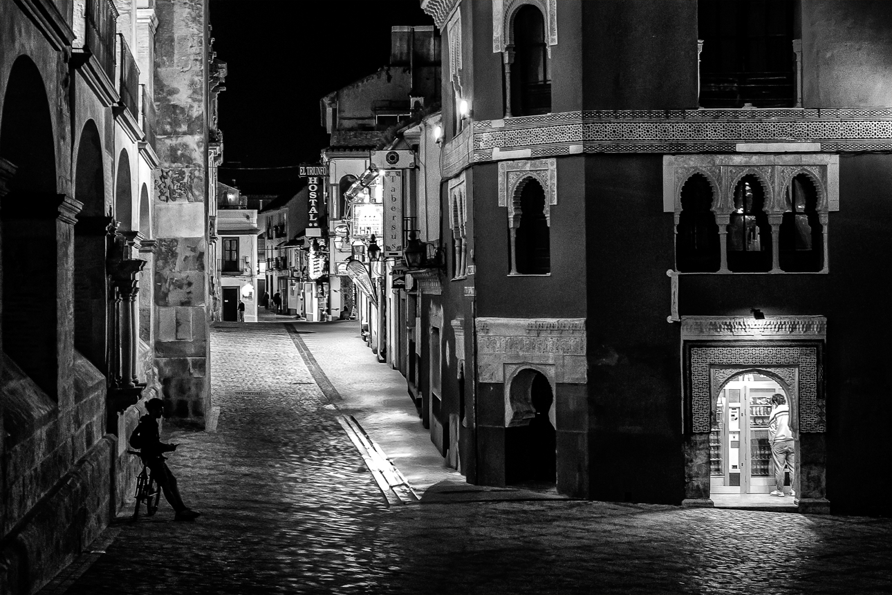 Una via di Cordoba in notturna