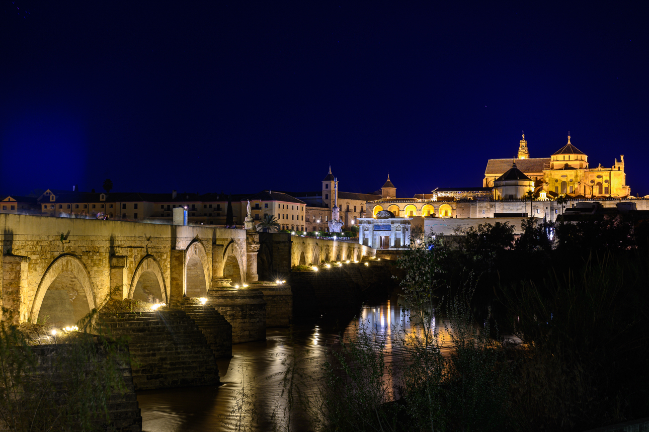 Il Ponte Romano in notturna con la Mezquita sullo sfondo