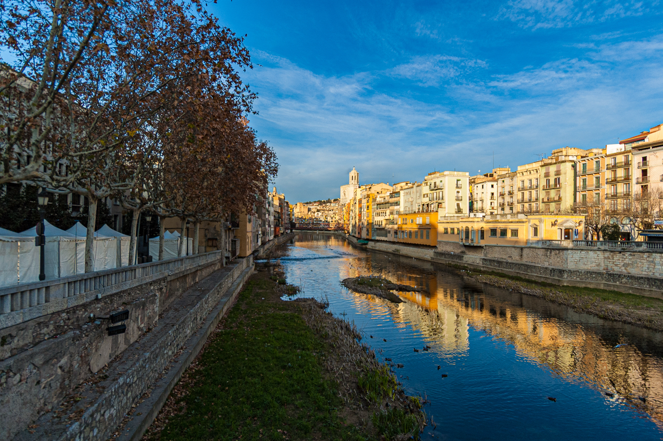 Il fiume Onyar che attraversa la citt&agrave; di Girona