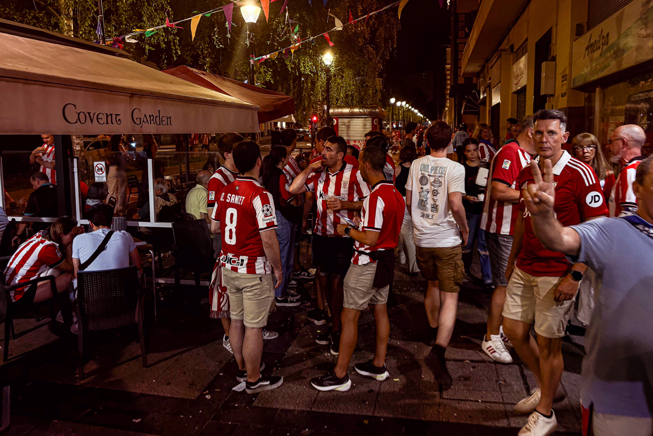 Ragazzi tifosi dell'Athletic Club Bilbao all'uscita dello stadio