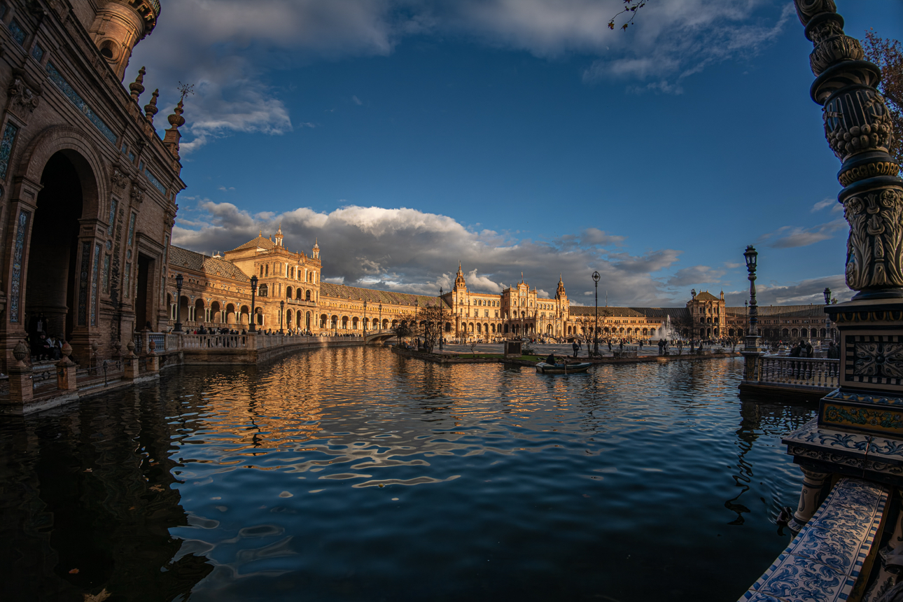 La piazza &egrave; decorata in mattoni a vista, marmo e ceramica, che danno un tocco rinascimentale e barocco alle sue due torri, Nord e Sud.