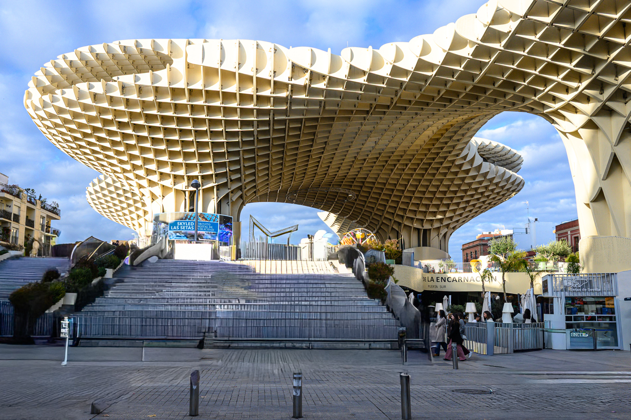 Come molte delle citt&agrave; spagnole, anche a Siviglia si &egrave; voluto sperimentare il connubio tra edifci classici con edifici moderni e futurisitici