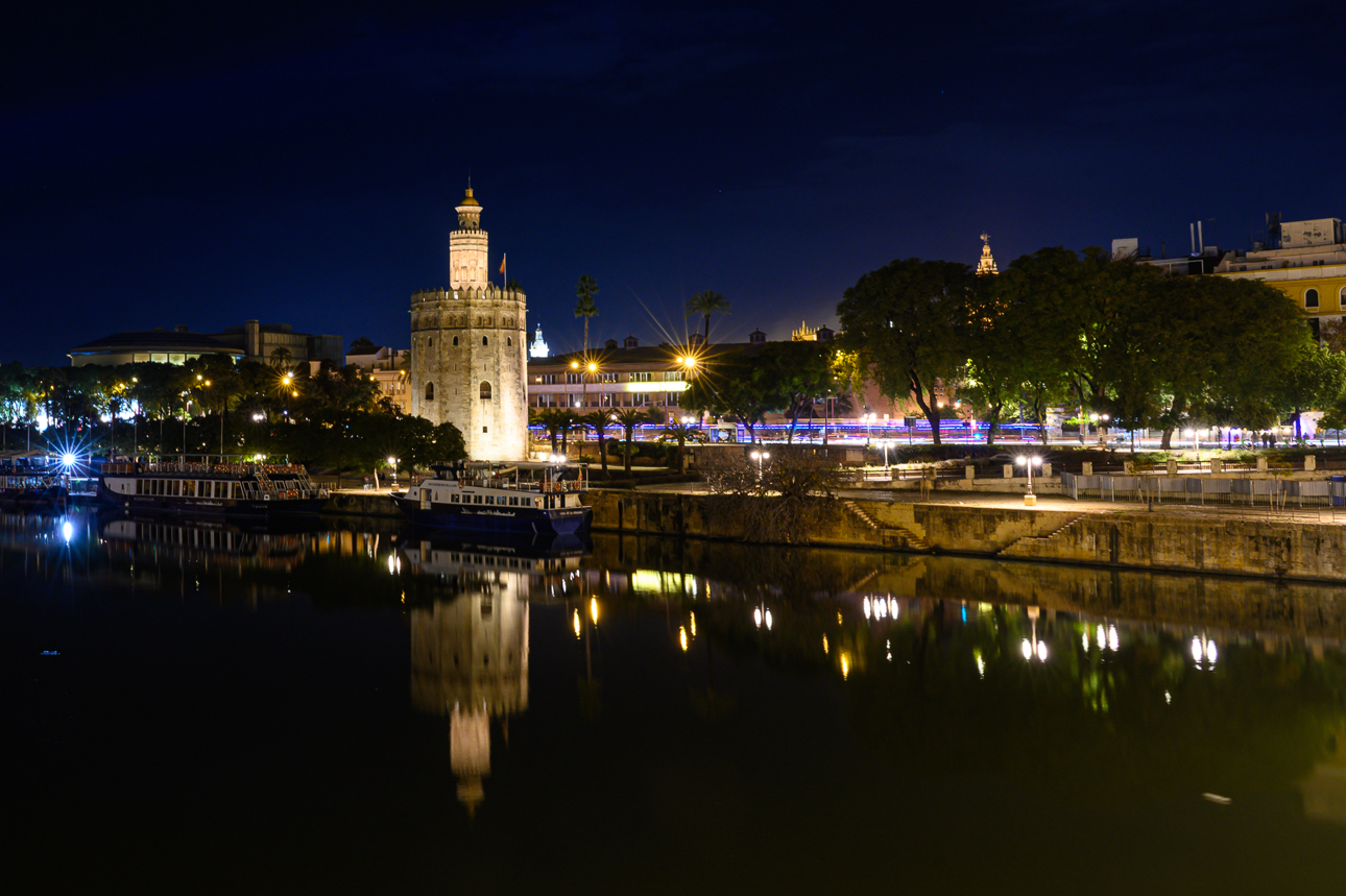 La Torre de l'Oro che si riflette sul fiume Guadalquivir. 