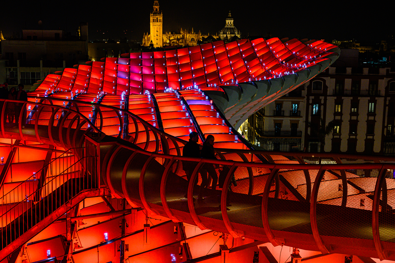 Progettata dall'architetto tedesco J&uuml;rgen Mayer H., presenta un design futuristico composto da sei 