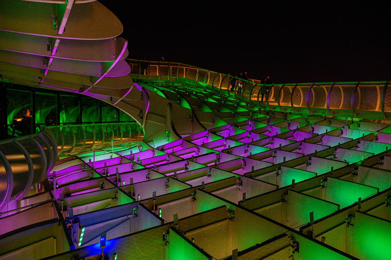 La struttura ospita diversi livelli e attrazioni: