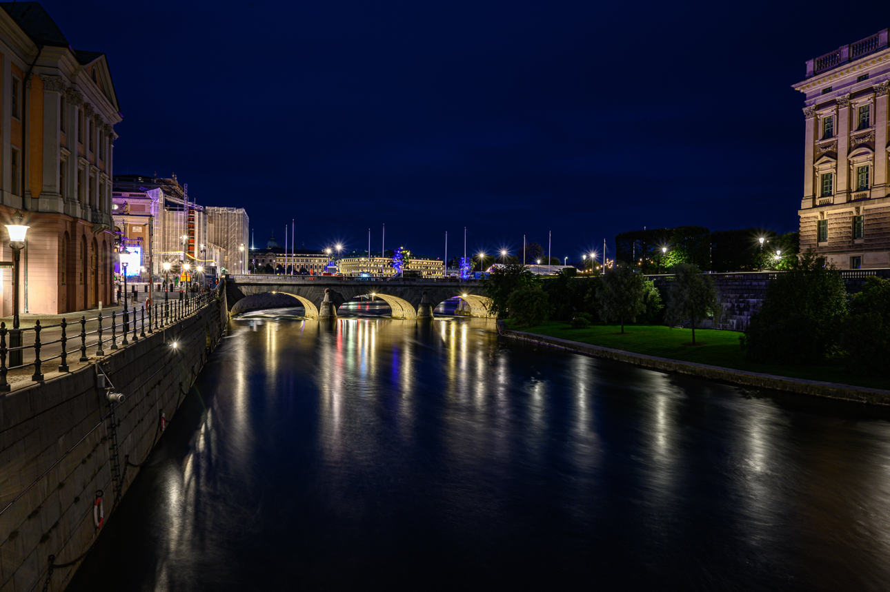 Il Palazzo del Parlamento svedese in notturna