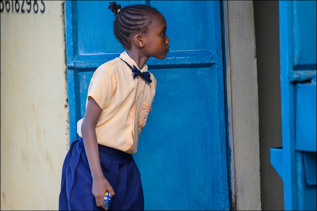 Malindi - ragazza rientra a casa da scuola