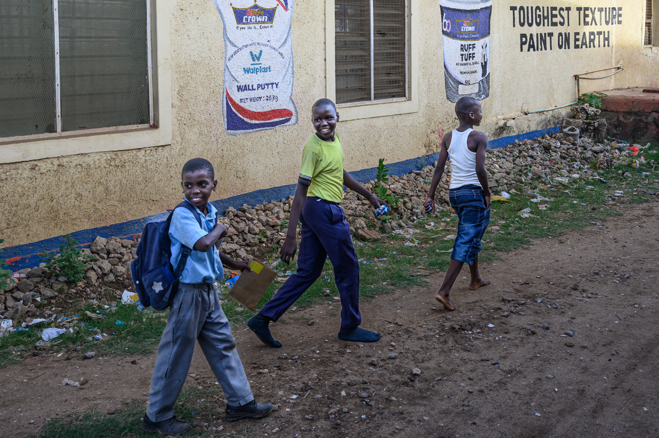 Malindi - ragazzi all'uscita di scuola