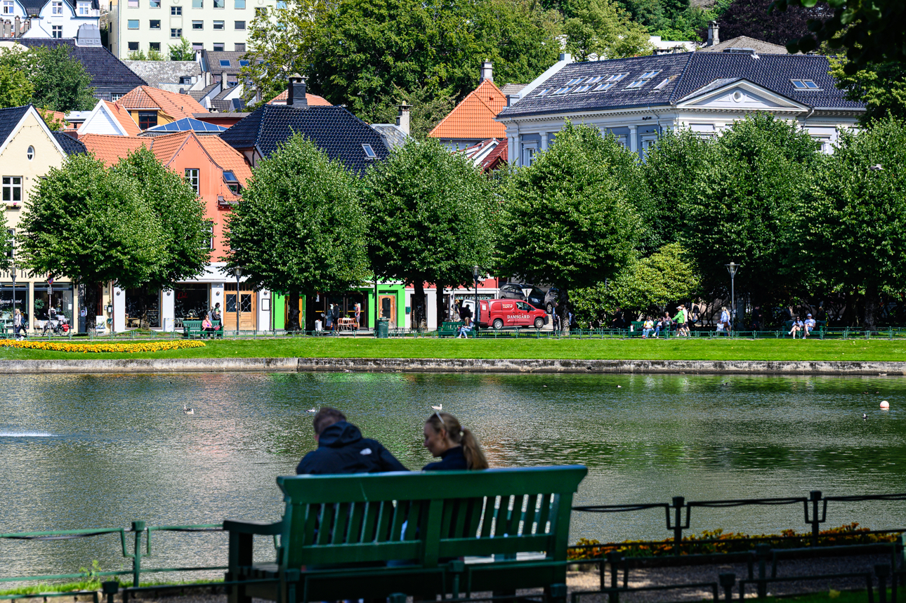 Il laghetto Lille Lungeg&aring;rdsvannet nel centro della citt&agrave; di Bergen, luogo dove incotrarsi e rilassarsi