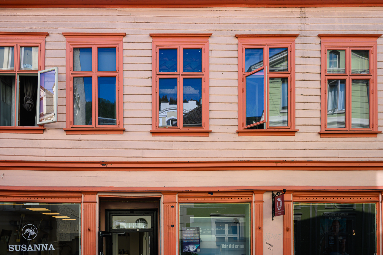 Riflessi sulle finestre di un'abitazione