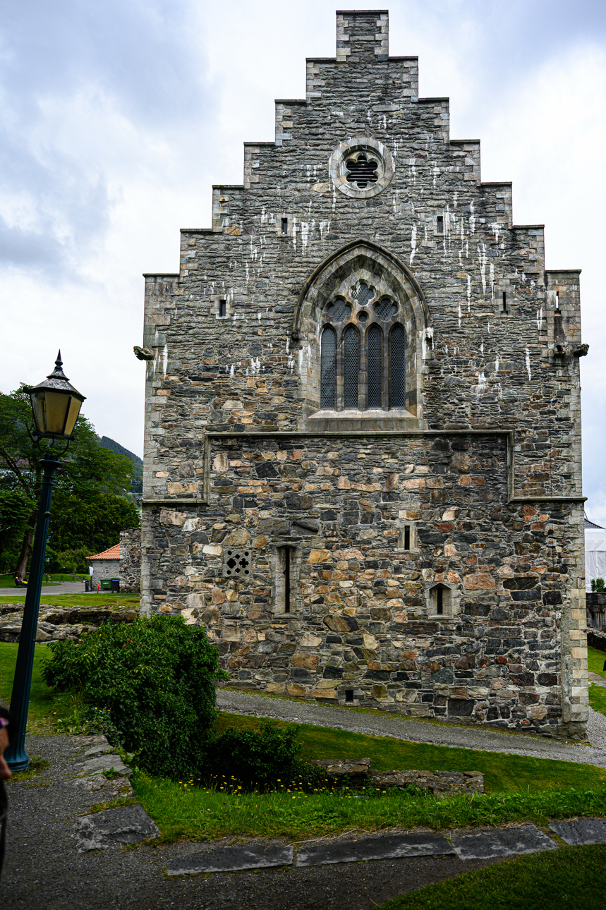 L'H&aring;konshallen (Sala di H&aring;kon), una sala reale medievale della fortezza di Bergenhus 