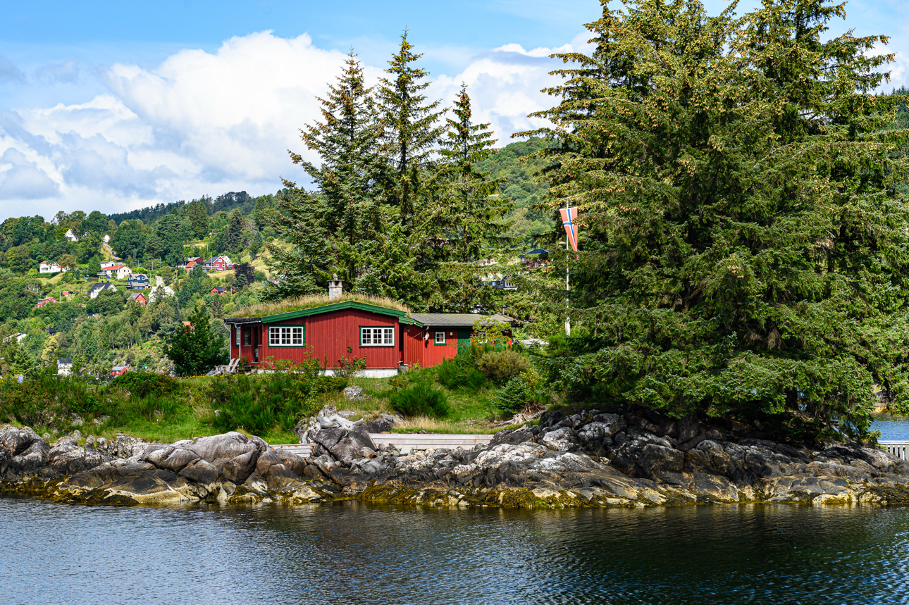 Una tradizionale baita norvegese, nel fiordo di Bergen