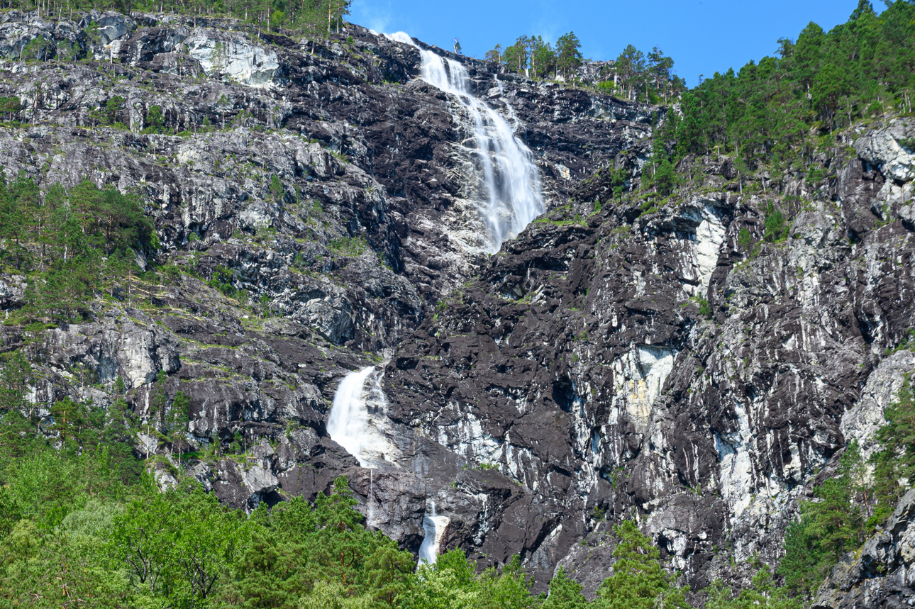 La cascata di Kjellfoss nel N&aelig;r&oslash;yfjord, un ramo del Sognefjord