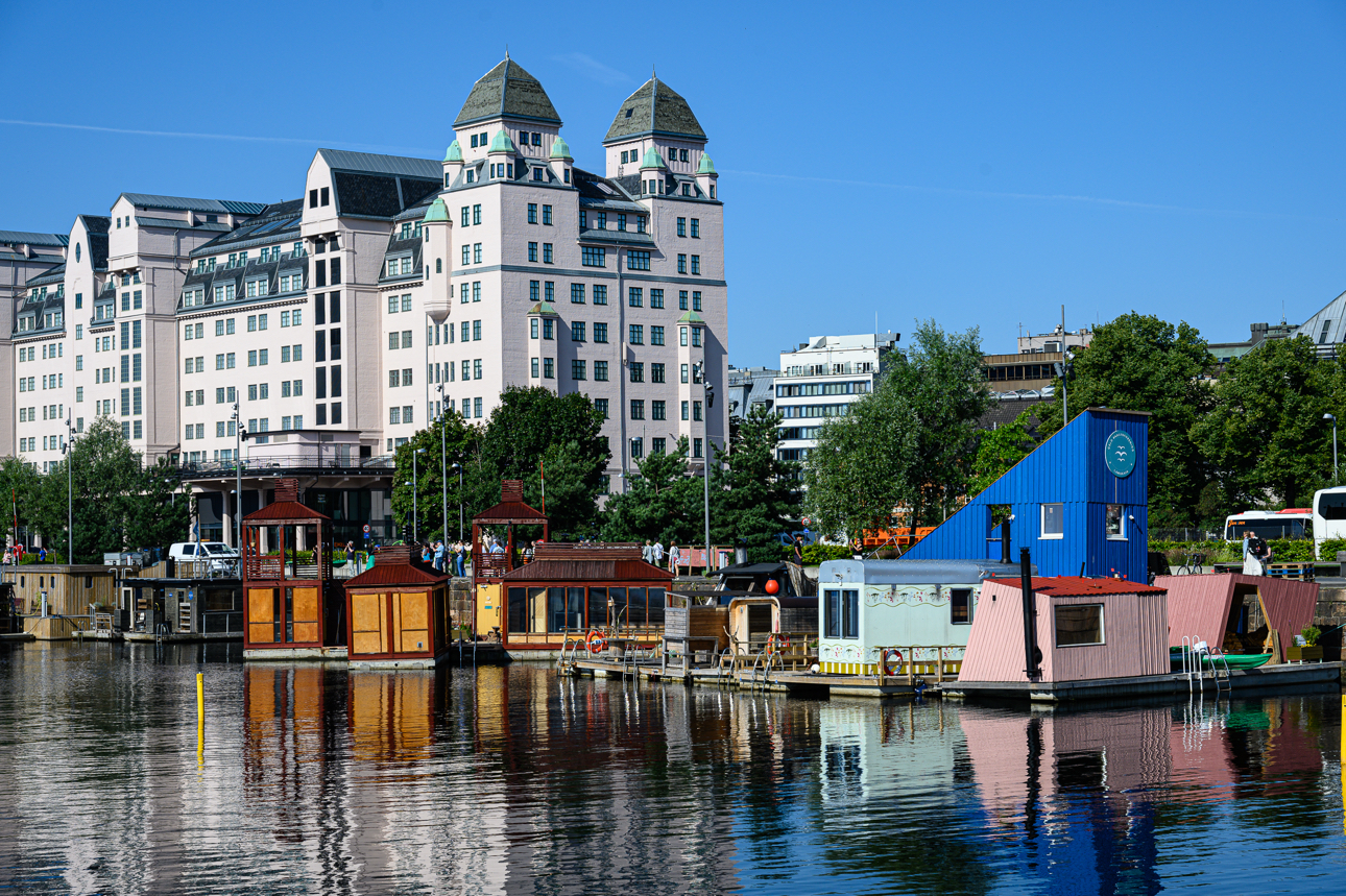 Le saune galleggianti, cabine mobili che, normalmente, si portano in mare pi&ugrave; aperto e dopo la sauna si fa un bel tuffo in mare