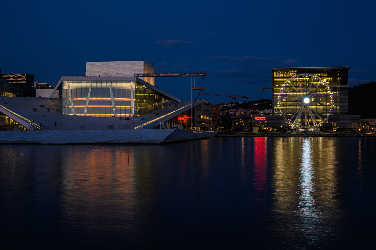 il Teatro dell'Opera di Oslo di notte