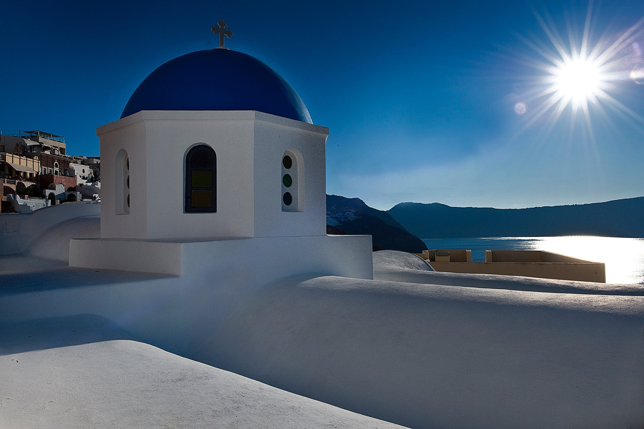 Muri bianchi e cupole blu