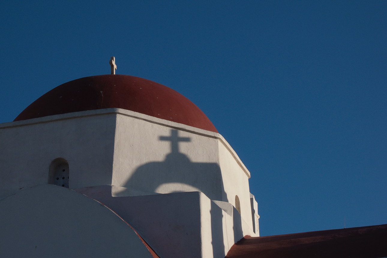 A Mikonos i muri sono bianchi ma le cupole sono amaranto