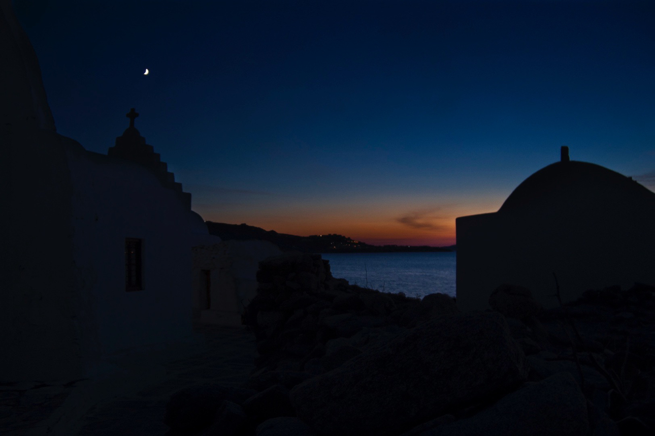 Cala la sera a Mikonos