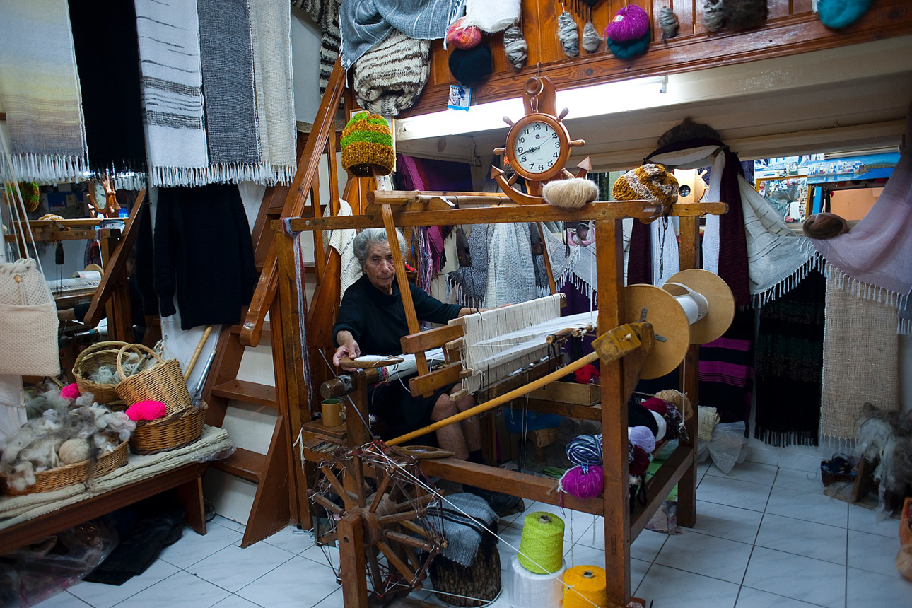 Un'artigiana al telaio