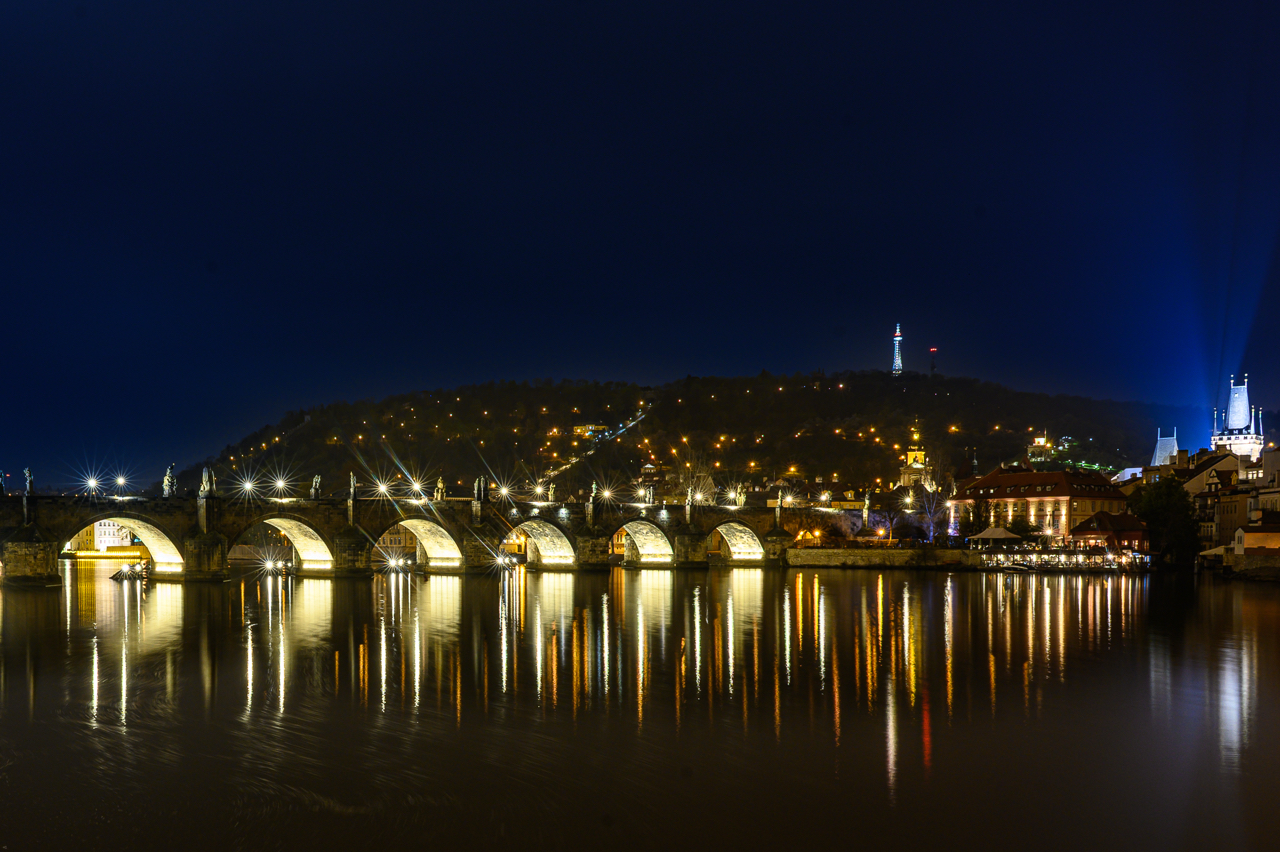 Una visione notturna del Ponte Carlo