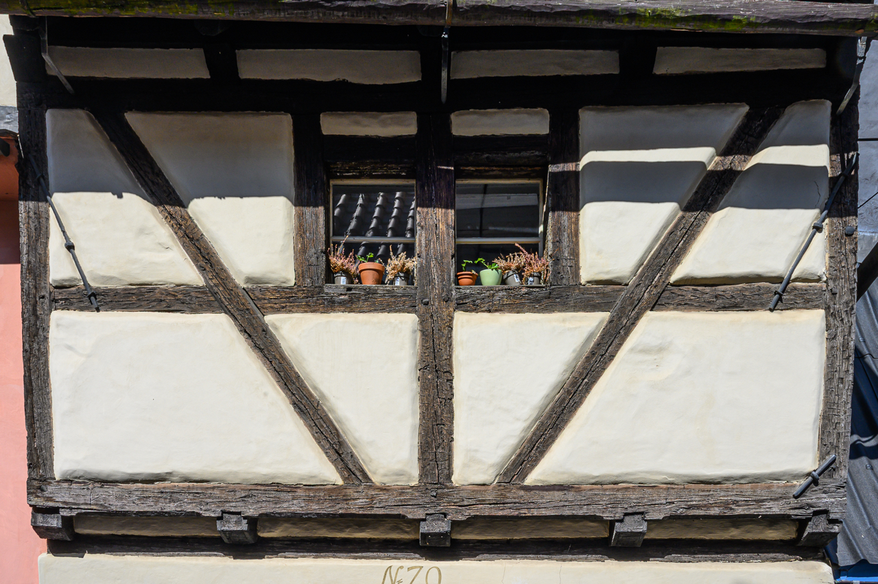 Il caratteristico Vicolo d'Oro con le case a traliccio