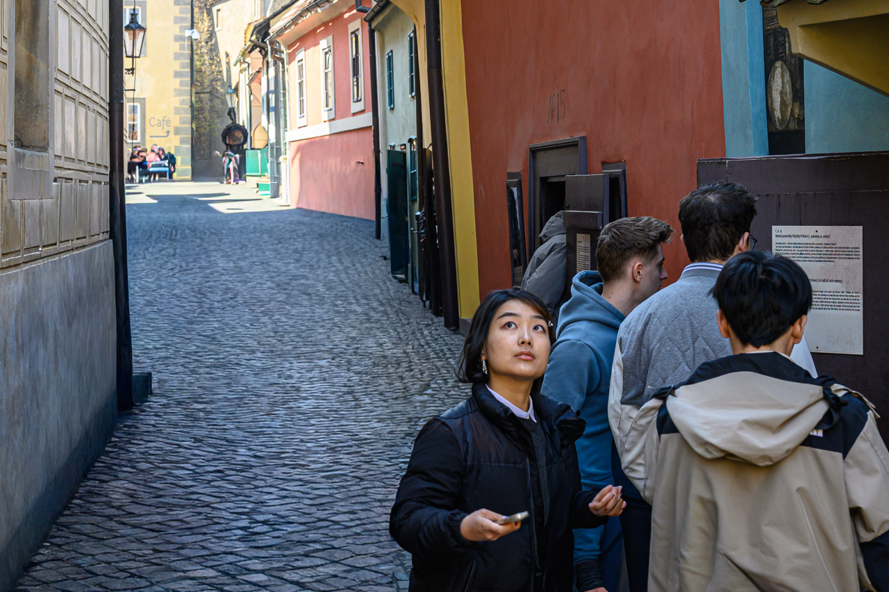 Il Vicolo &egrave; una delle attrazioni di Praga meta di turisti provenienti da tutto il mondo