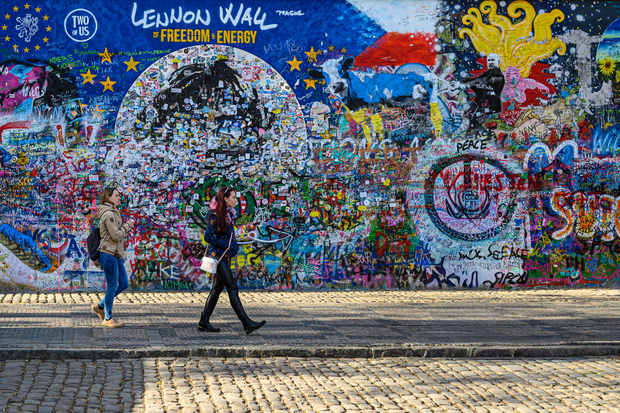 Il muro di John Lennon, meta dei giovani (e meno giovani)