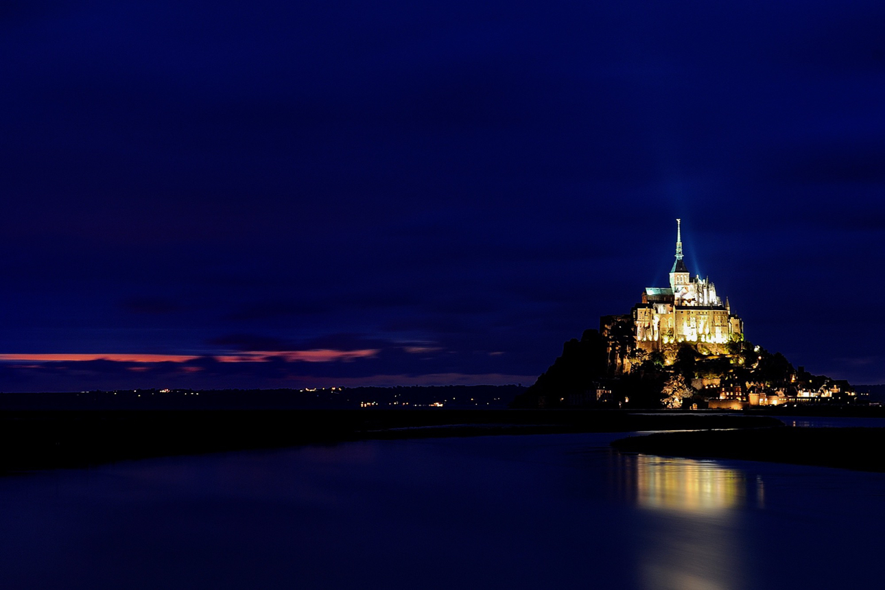 Le Mont-Saint-Michel, &egrave; sicuramente un luogo molto suggestivo, specialmente in notturna