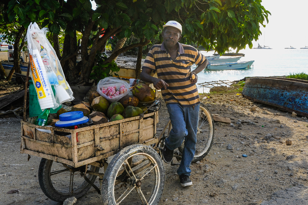 Un venditore di frutta locale