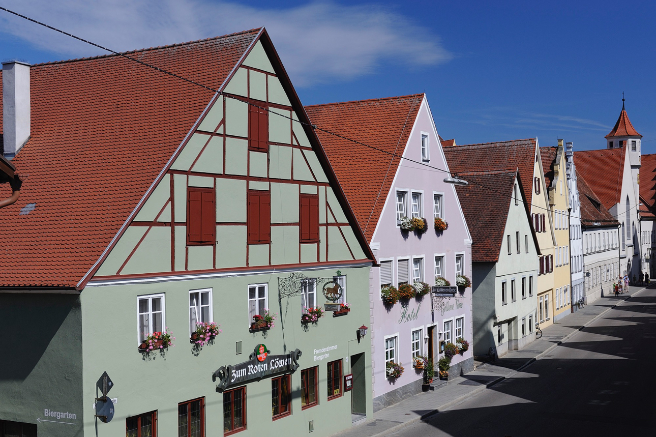 N&ouml;rdlingen ha una cinta muraria interamente percorribile con un camminamento protetto intervallato da 15 torri.
