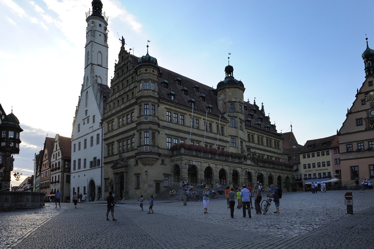 Rothenburg ob der Tauber, posta su un colle che domina il fiume Tauber