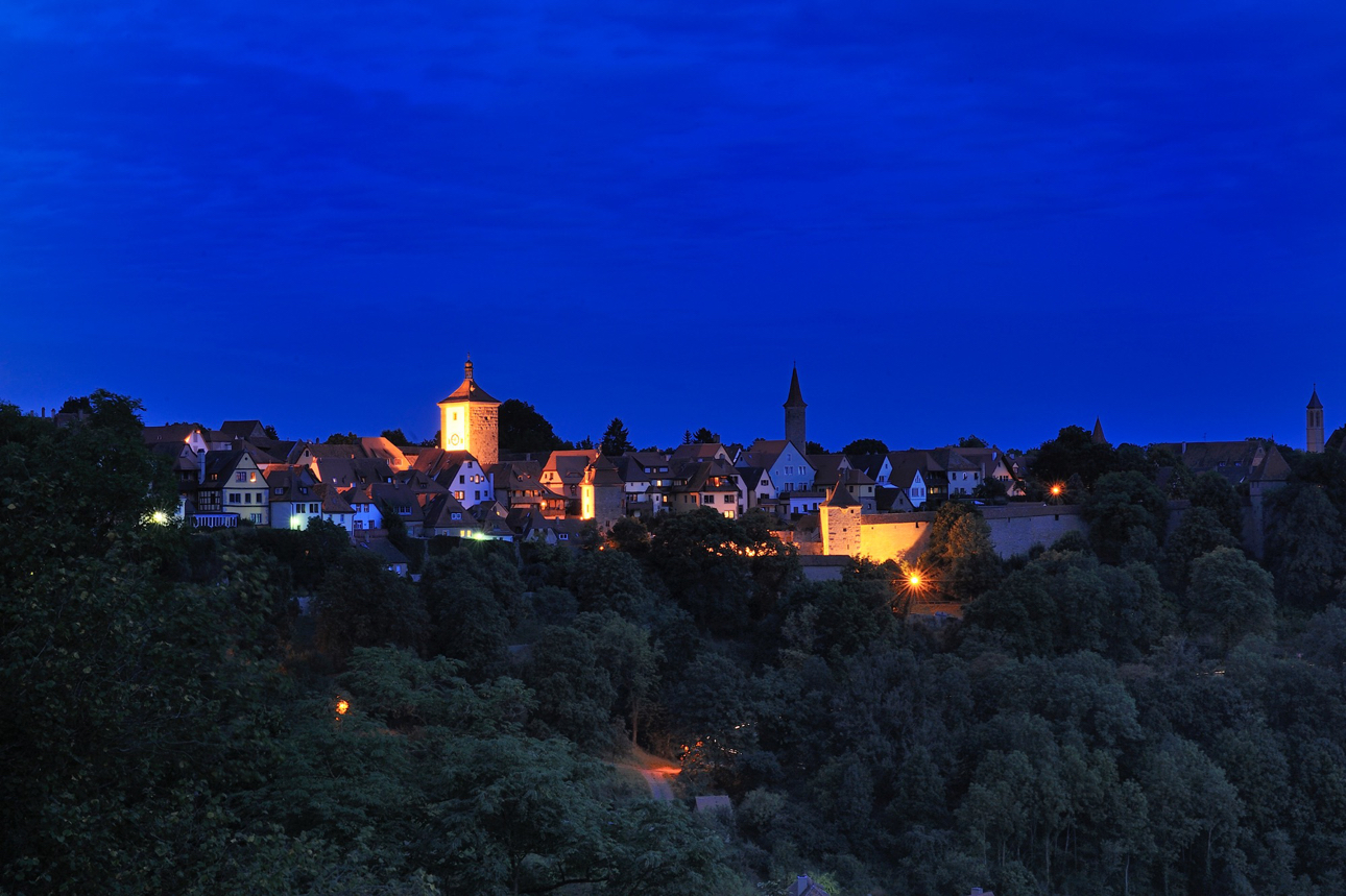 Una vista notturna di Rothenburg ob der Tauber,