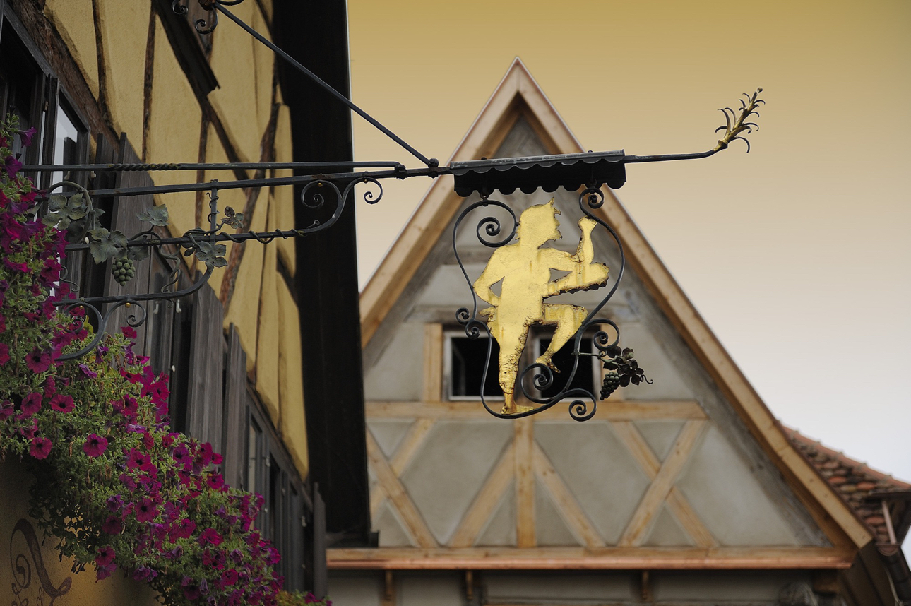 Le insegne ancora in ferro battuto tipiche di Rothenburg ob der Tauber,