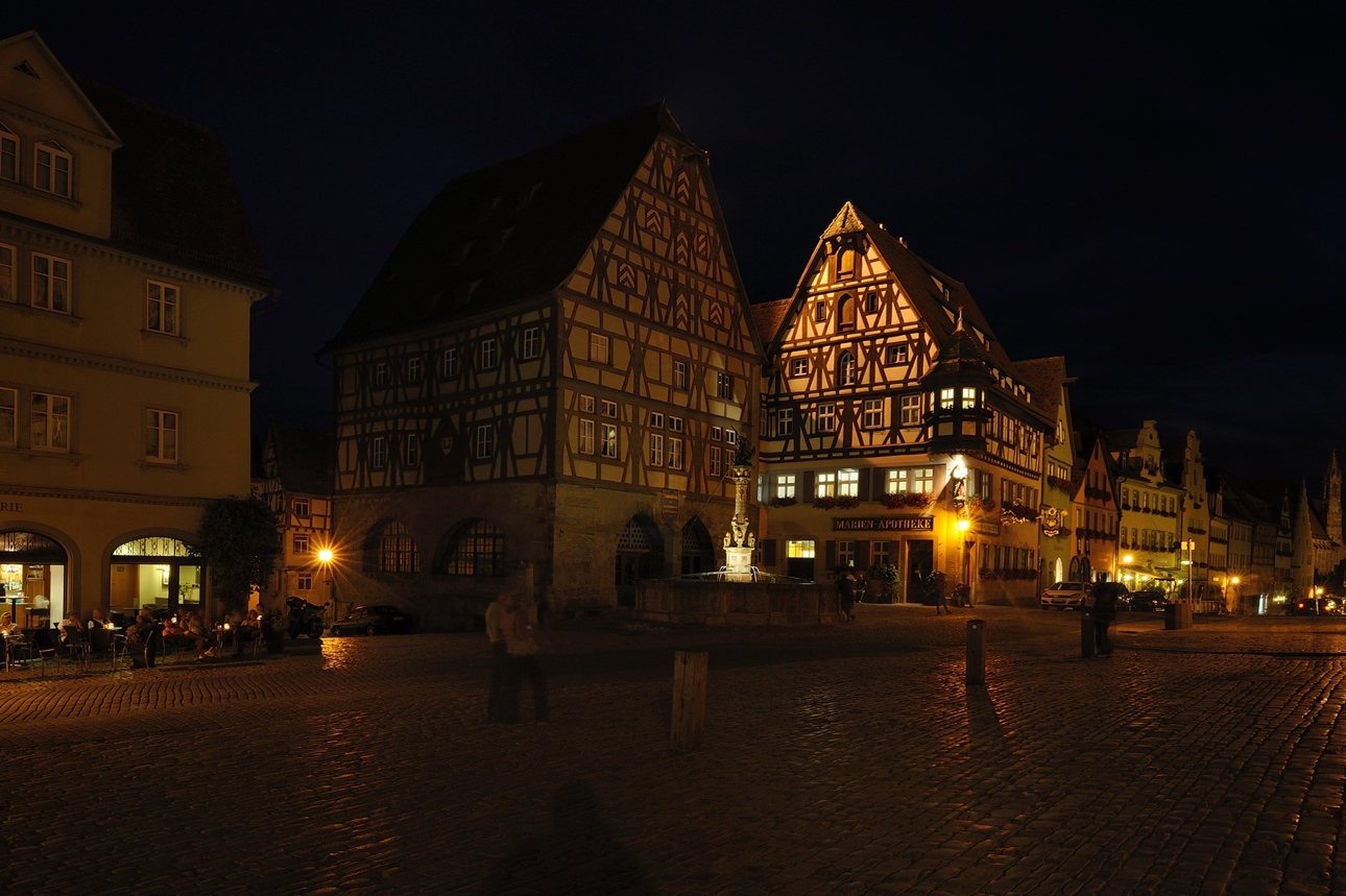 Rothenburg ob der Tauber, la sua piazza principale di notte