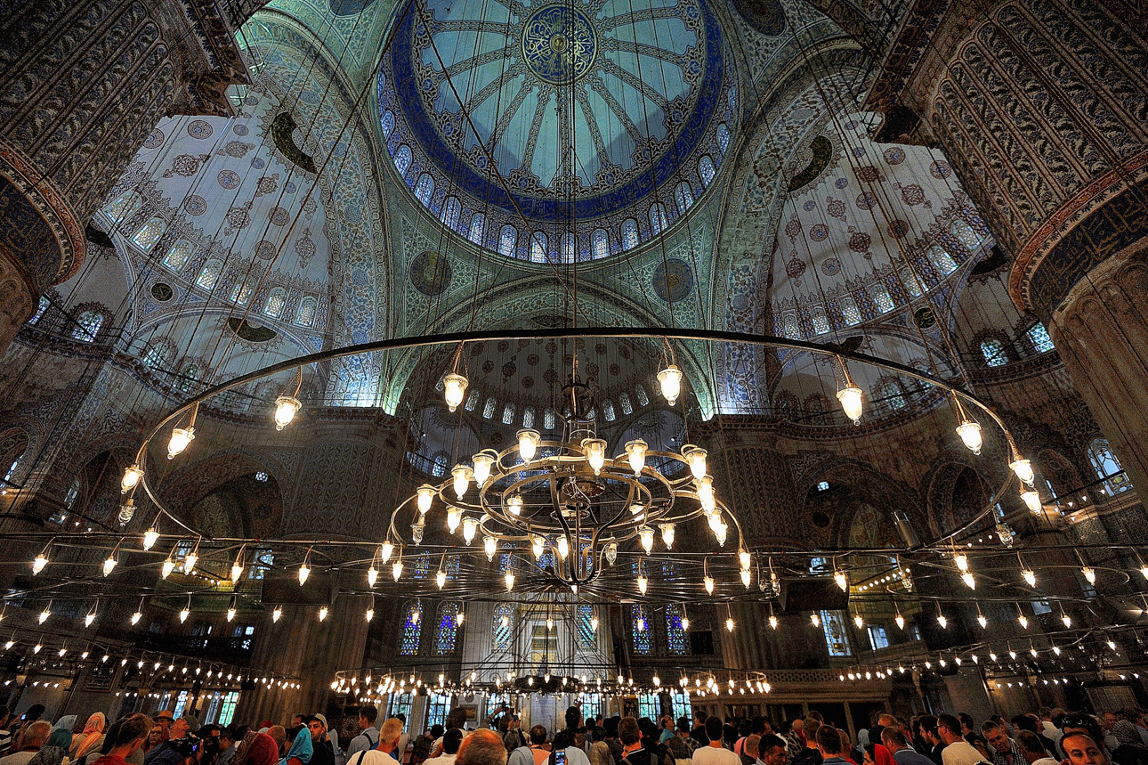 Il nome deriva dalle oltre 20.000 piastrelle di ceramica turchese e blu fatte a mano, che ne adornano l'interno. 