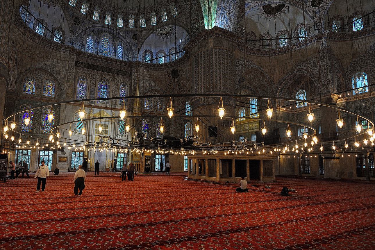 Le piastrelle presentano intricati motivi floreali e geometrici e sono il colore dominante nel tempio.