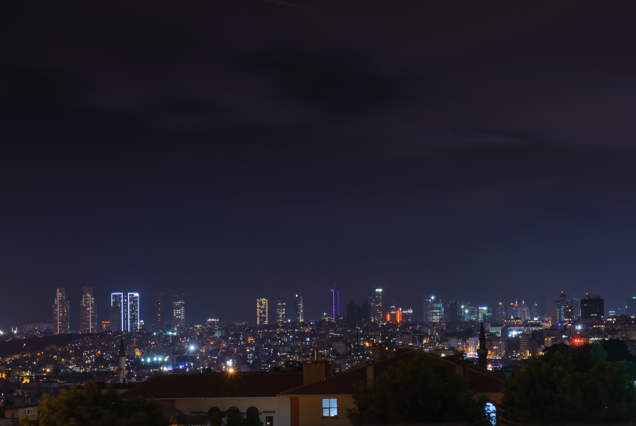 Lo skyline notturno della Istanbul moderna