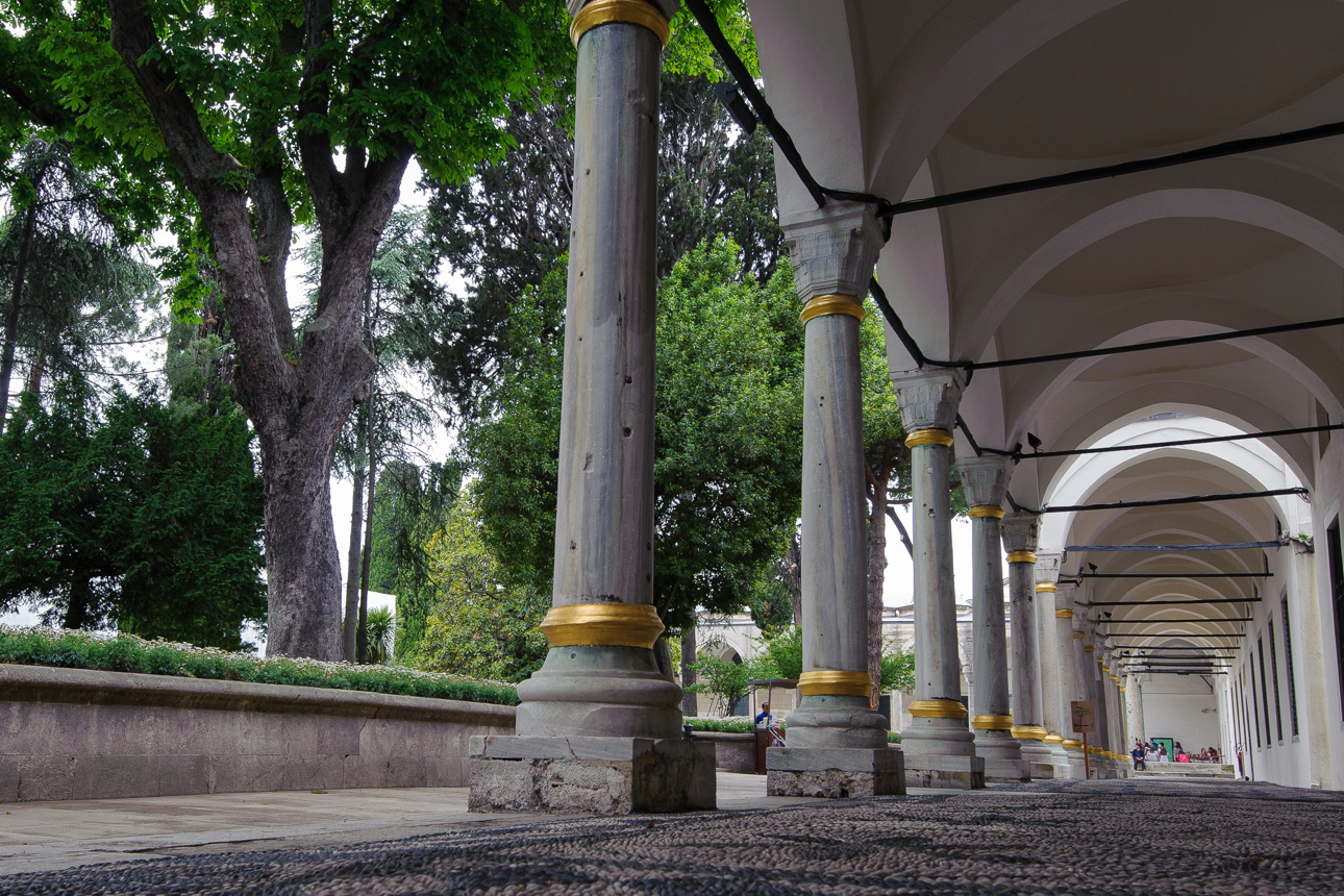 Un colonnato del secondo cortile del Palazzo Topkapi