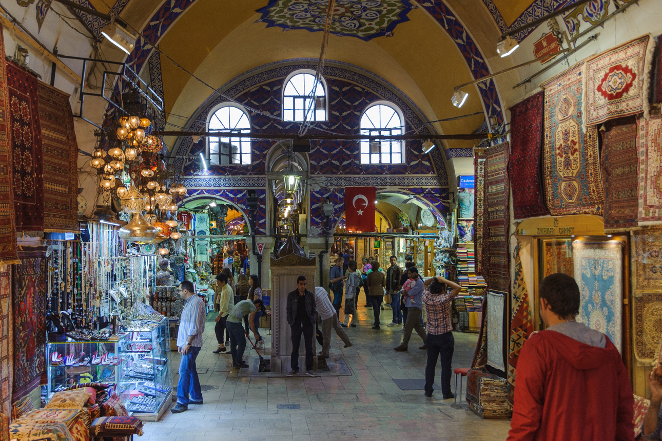 Il mercato &egrave; famoso per la sua architettura ottomana, caratterizzata da soffitti a volta e a cupola con motivi decorativi,